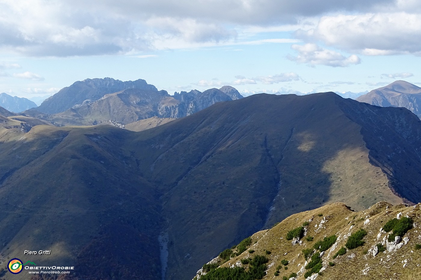 64 Vista verso Baciamorti-Aralalta, Cima di Piazzo-Zuccone Campelli.JPG